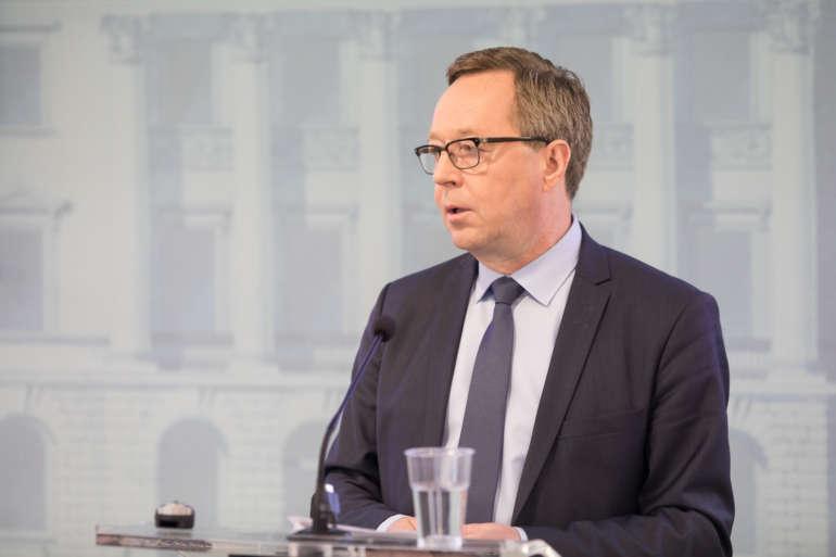 Valokuva valtiovarainministeri Mika Lintilästä puhumassa.