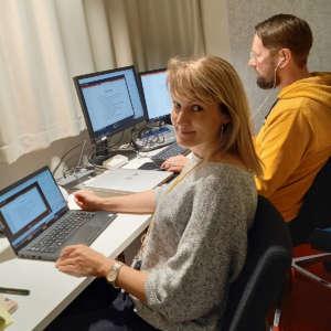 Eeva Kivelä ja Olli Vesterinen istuvat tietokoneiden äärellä