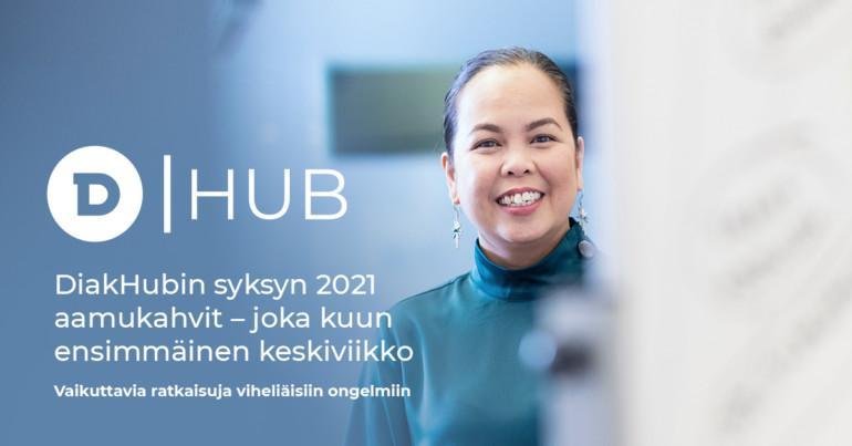 Kuvituskuva, jossa hymyilevä nainen katsoo kameraan fläppitaulun takaa. Kuvassa on teksti: DiakHubin syksyn 2021 aamukahvit - joka kuun ensimmäinen keskiviikko. Vaikuttavia ratkaisuja viheliäisiin ongelmiin.