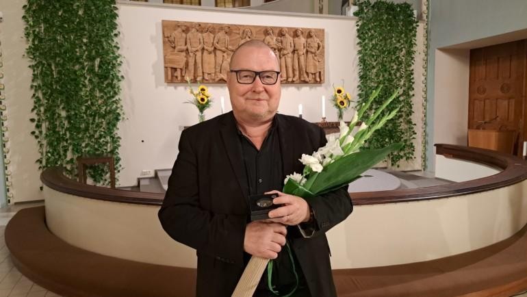 Mikko Malkavaara kukkien kanssa.