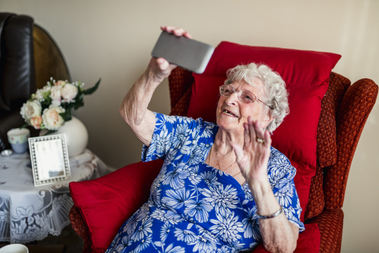 Vanha nainen käyttää kännykkää