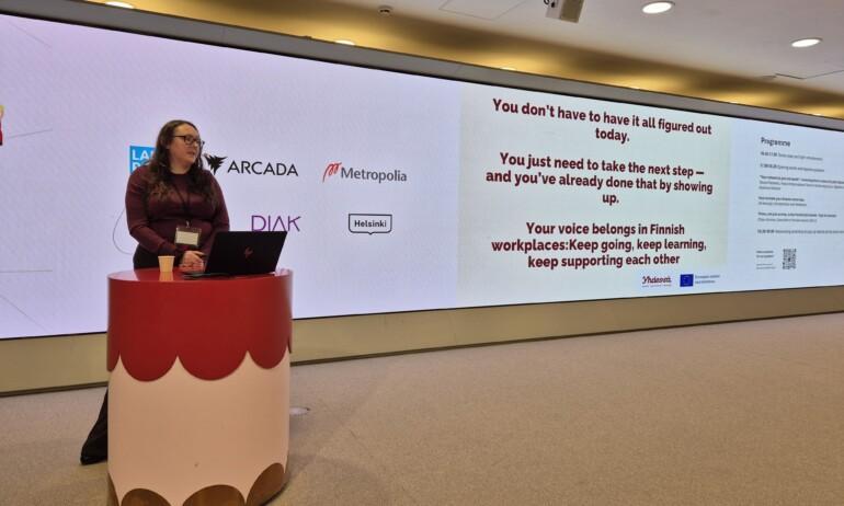 Chloe Järvinen jakoi käytännön vinkkejä työllistymiseen ja verkostoitumiseen.