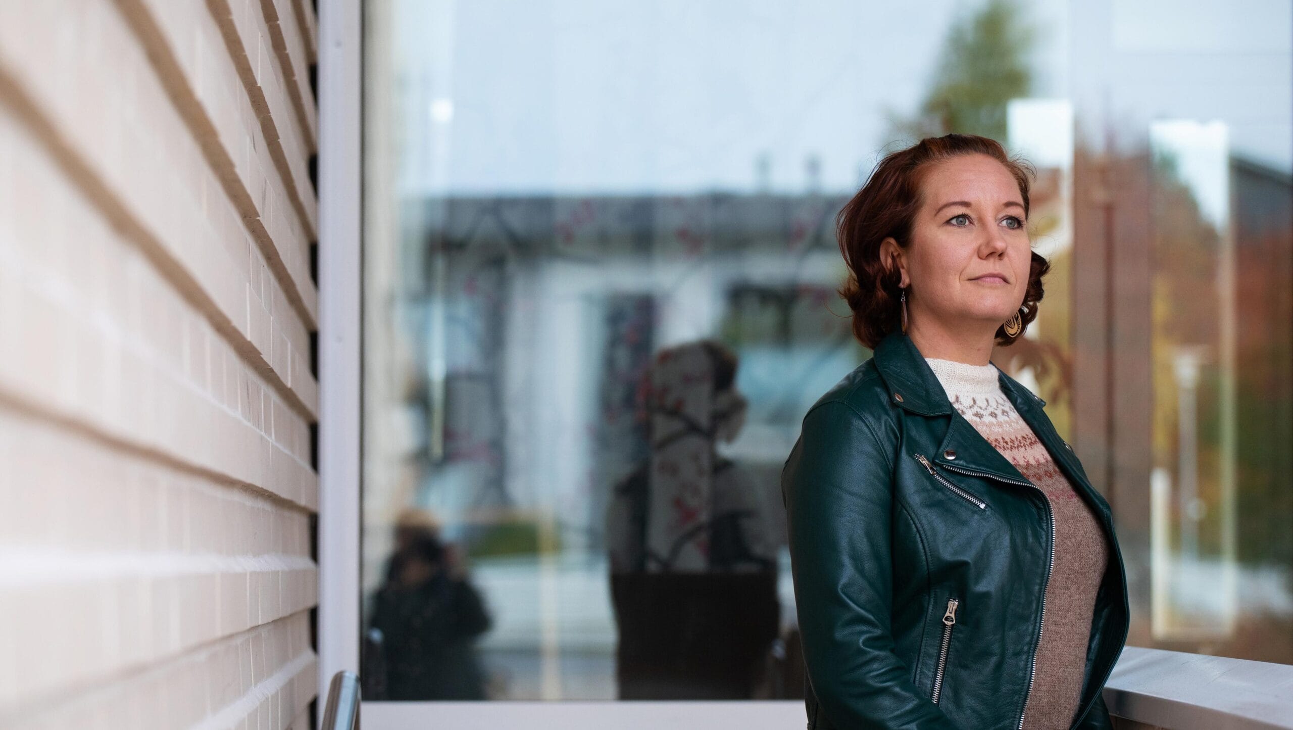 Piritta JalonenPiritta JalonenPiritta JalonenPiritta Jalonen.Piritta Jalonen katsoo mopon peruutuspeilistä.