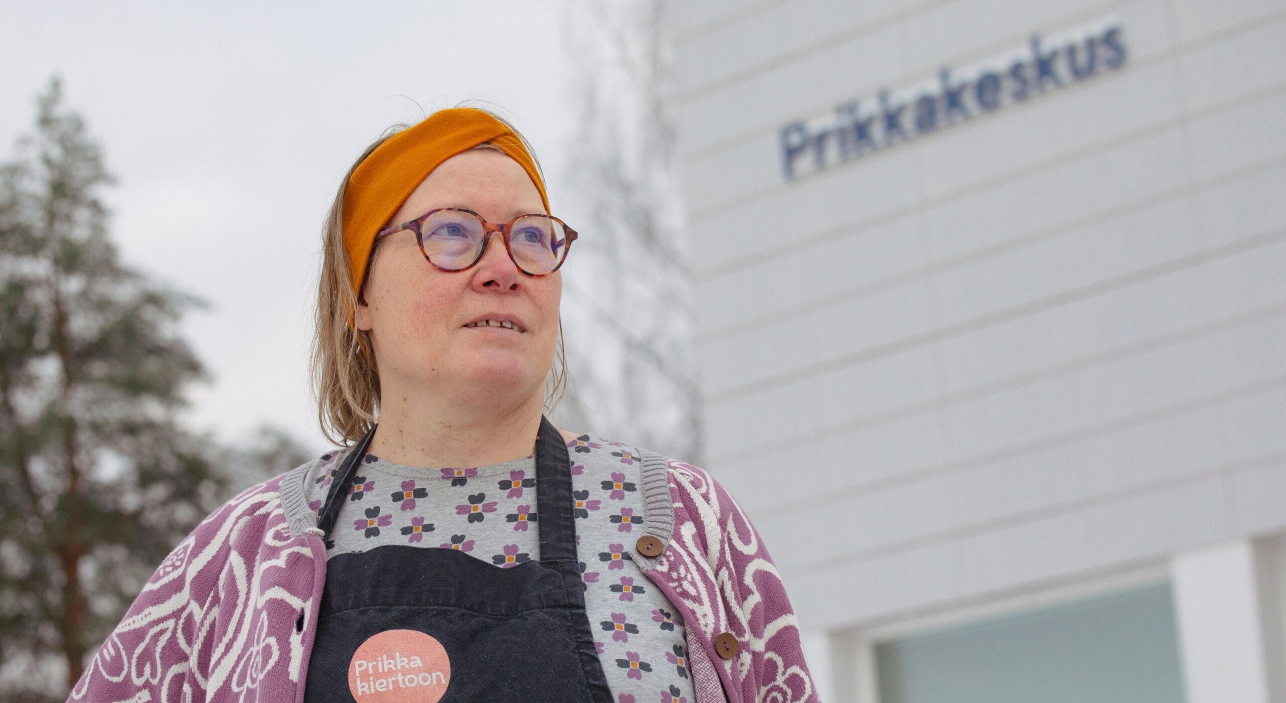 Anne Miettinen Prikkakeskuksen edessä.