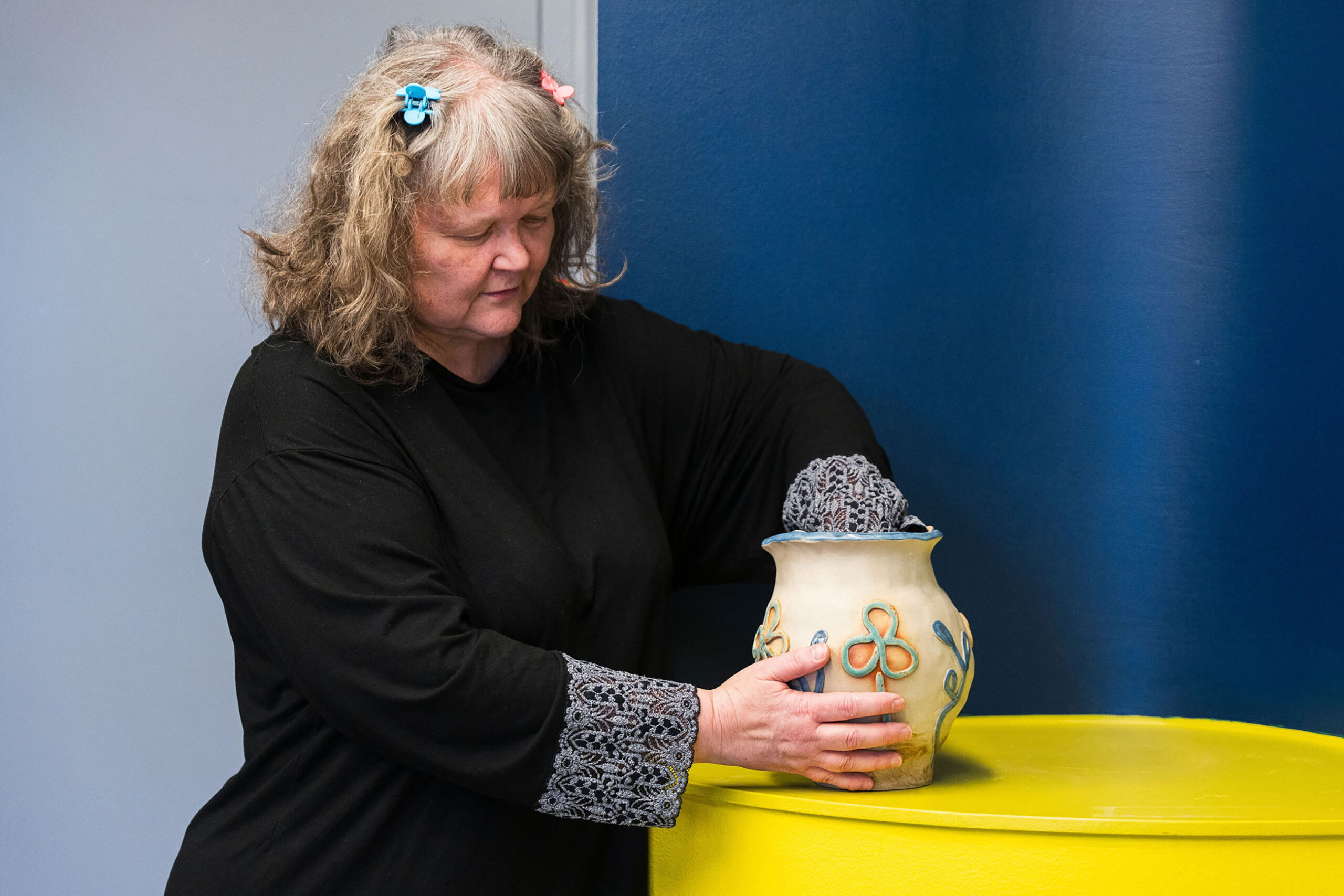 Riitta Lahtinen tunnustelee purkin sisältöä.