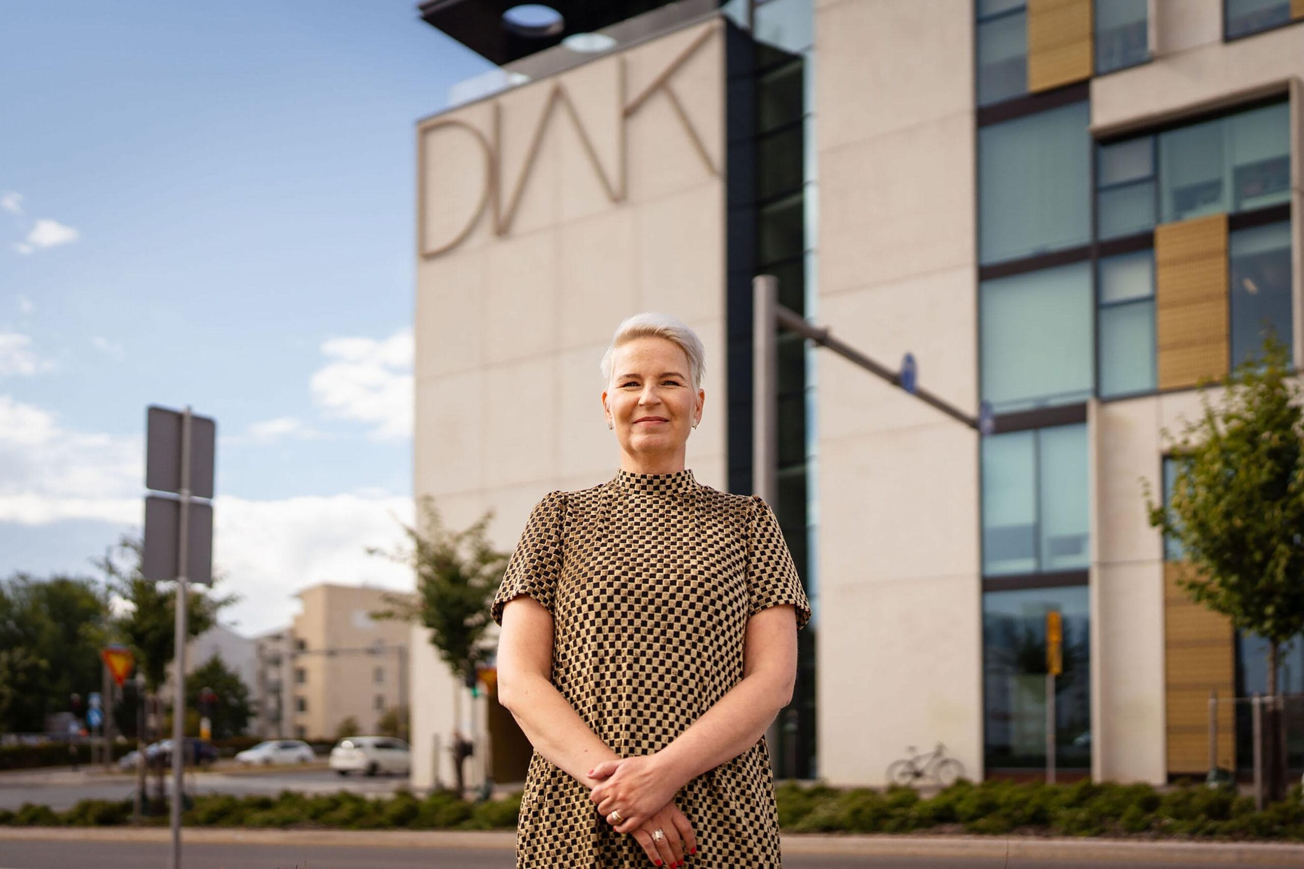 Kati Komulainen Diakin Helsingin-kampuksen edessä.