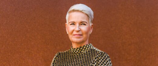 Kati Komulainen.Kati Komulainen Diakin Helsingin-kampuksen edessä.Kati Komulainen.Kati Komulainen.