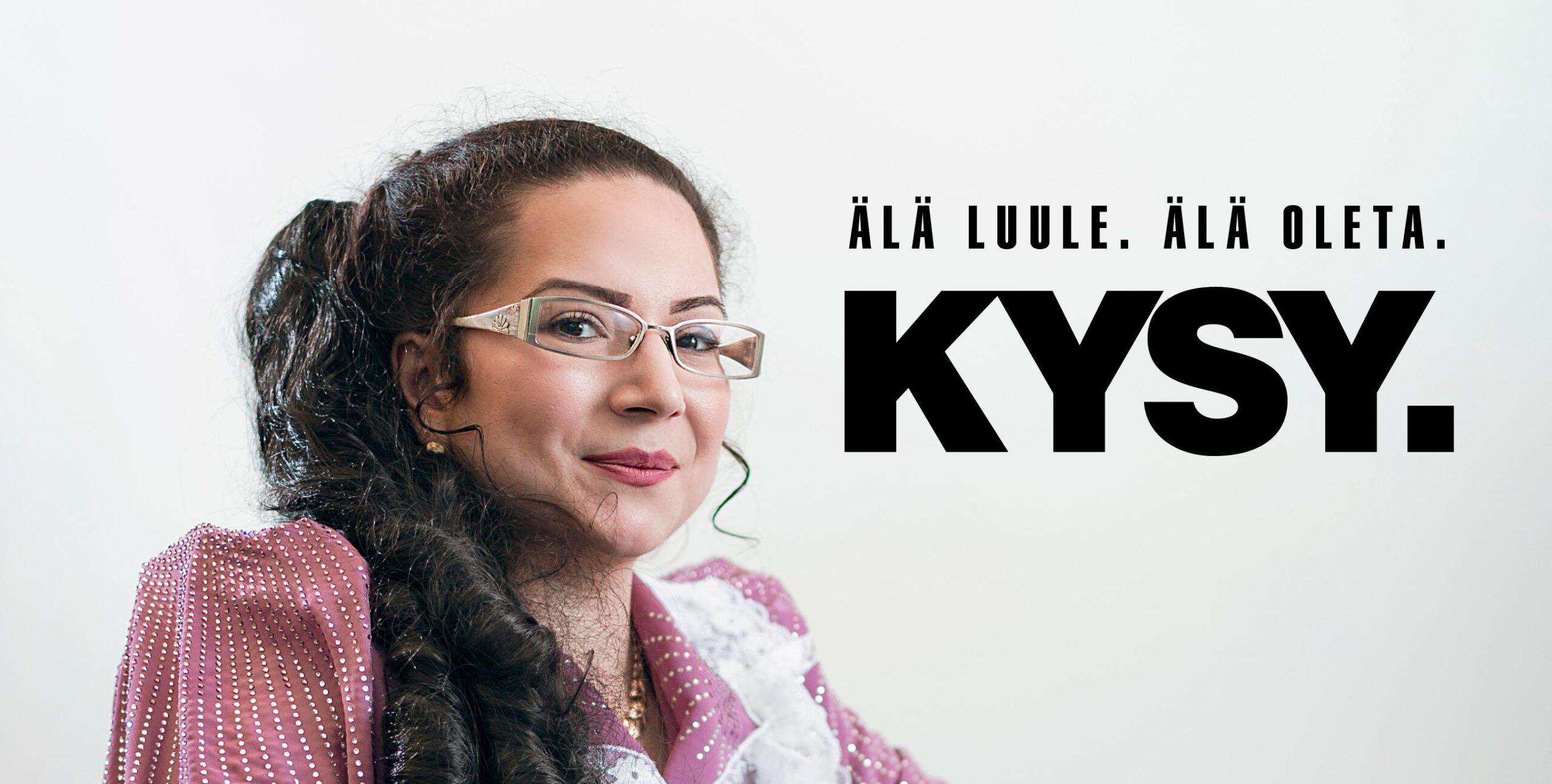 kaksi romaninaista kirjastossa.romaninainen ja teksti: Älä luule. Älä oleta. Kysy.mainos