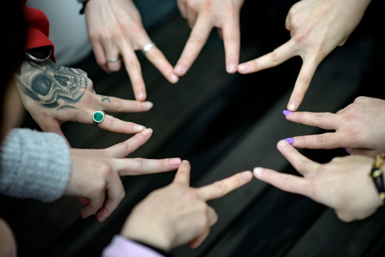 Nuoria ihmisiä katsomassa ylöspäin