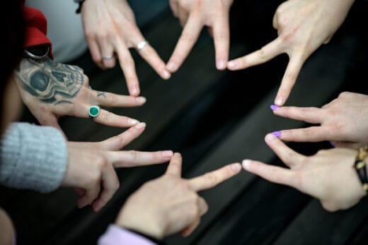 Nuoria ihmisiä katsomassa ylöspäin