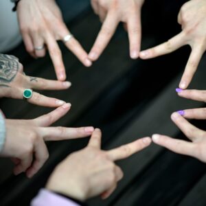 Nuoria ihmisiä katsomassa ylöspäin