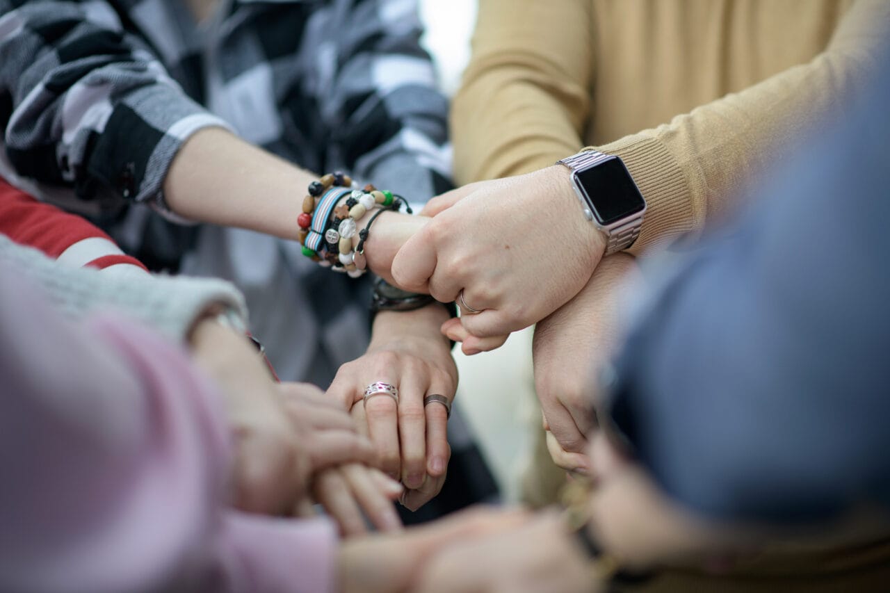 Useampi toisistaan kiinni pitävät kädet.