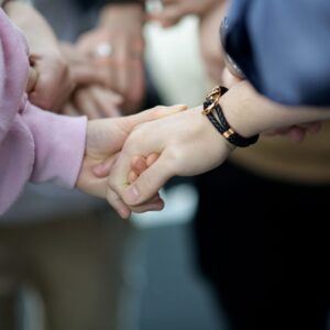 Toisistaan kiinni pitävät kädet.