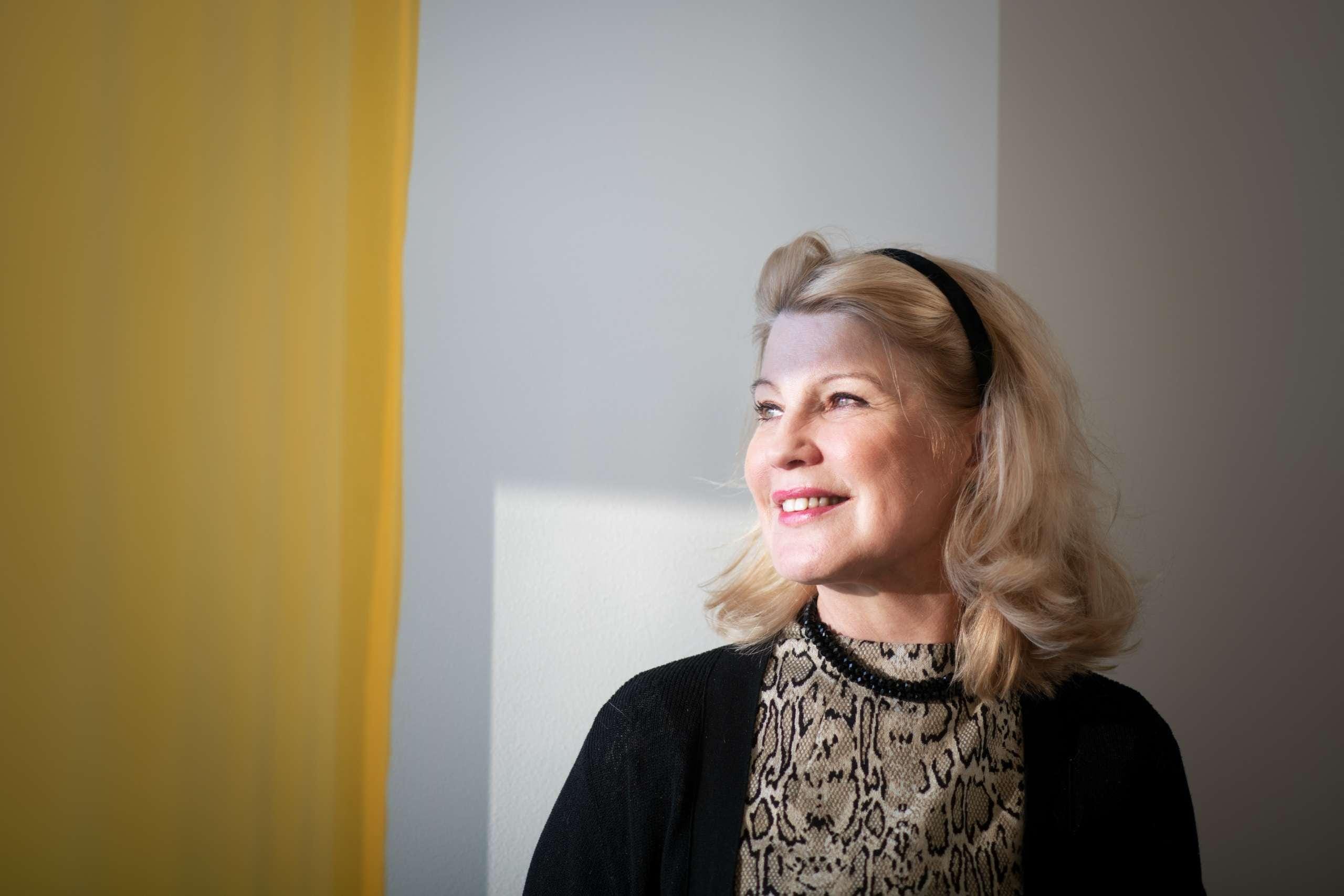 Elli Aaltonen katsoo sivulle.