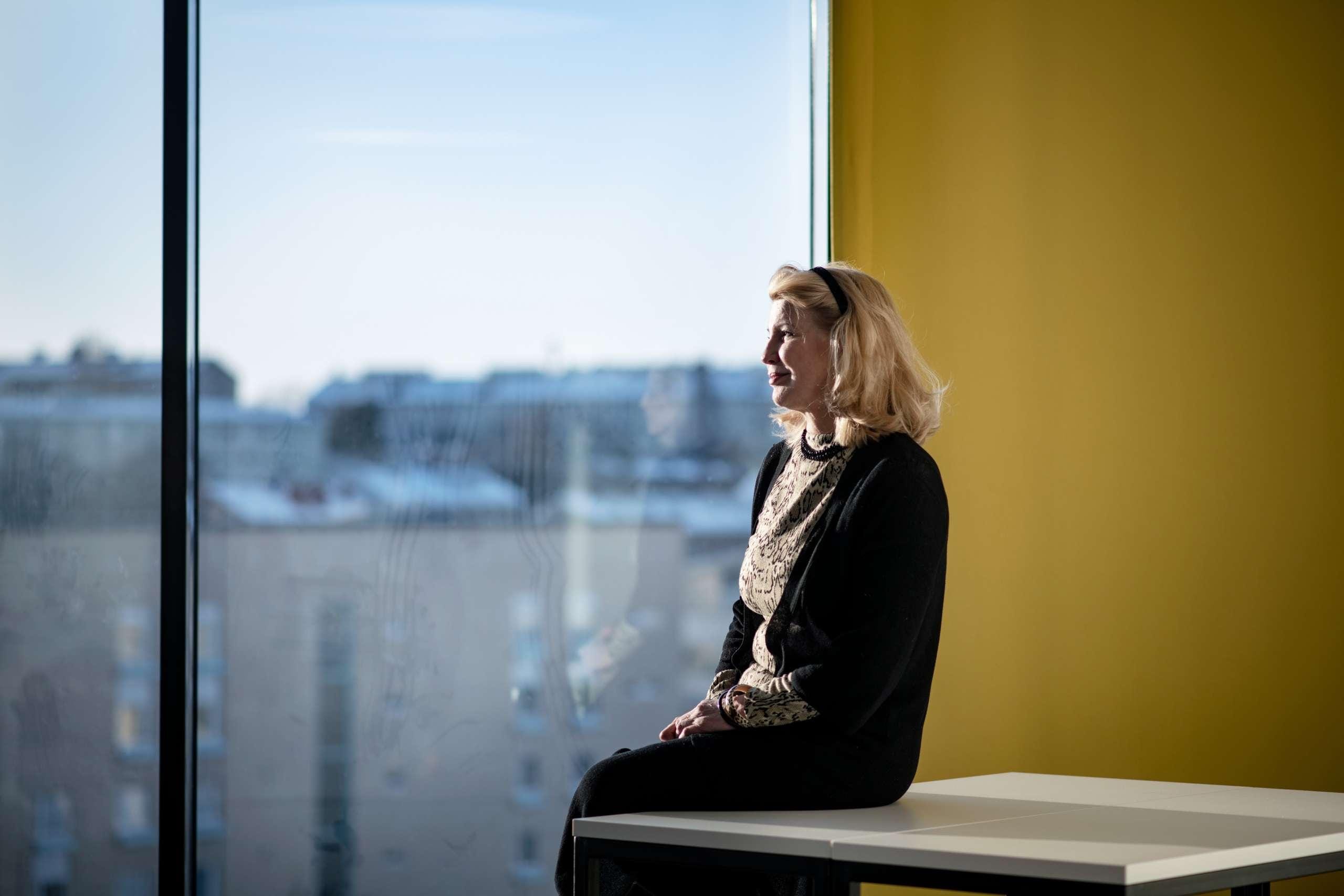 Elli Aaltonen ikkunan ääressä.