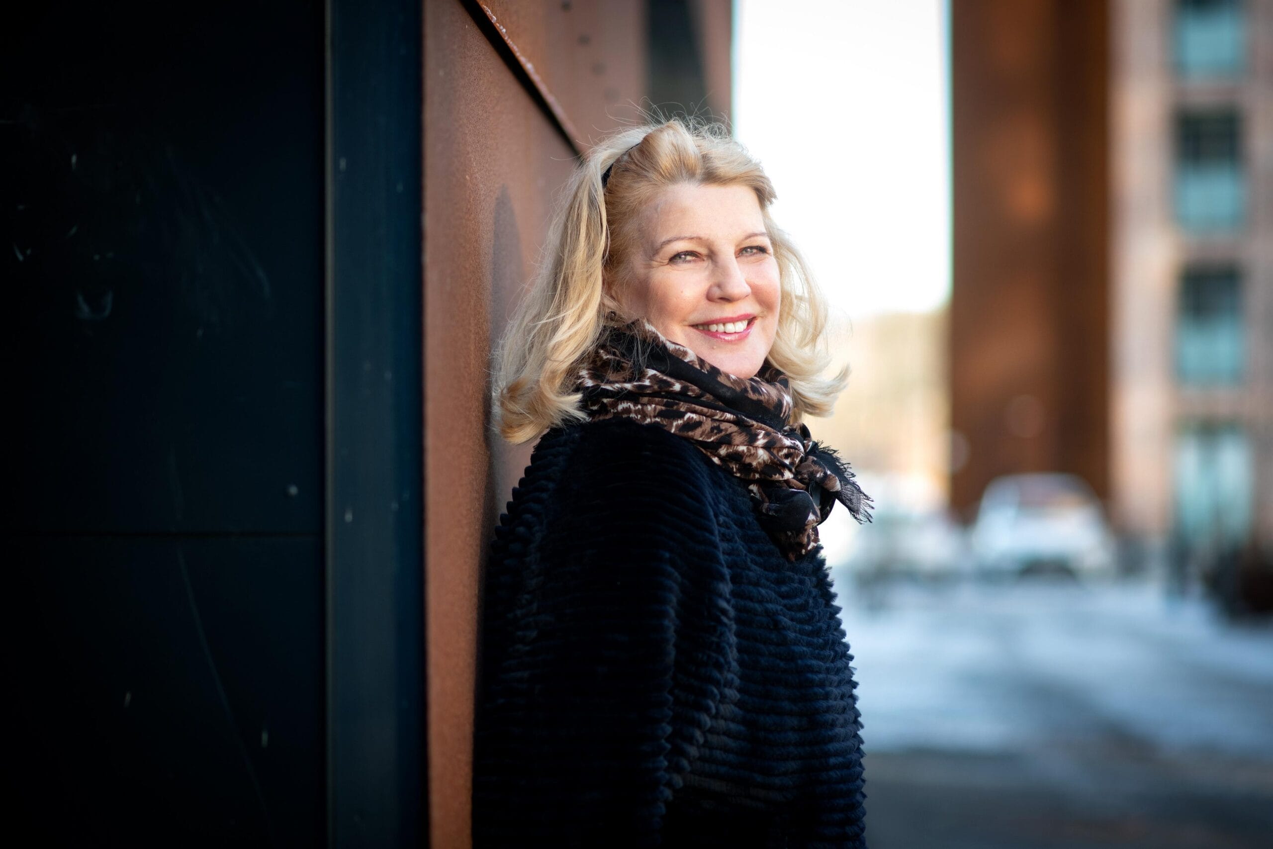 Elli Aaltonen seinän edustalla.Elli Aaltonen ikkunan ääressä.Elli Aaltonen katsoo sivulle.