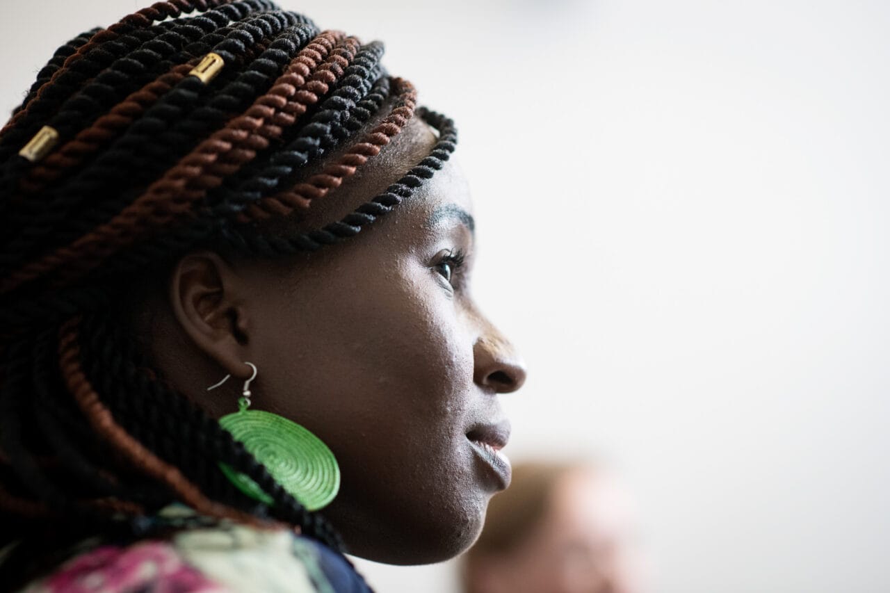 Lähikuva naisesta, joka katsoo sivuun.