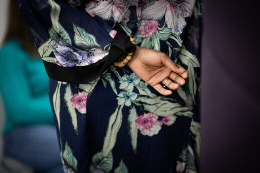 Takaapäin otettu kuva henkilöstä, joka pitää käsiään selkänsä takana.