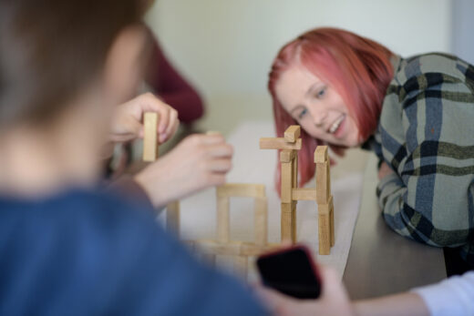 kuvituskuva.Nuori diakoniatyöntekijä keskustelee kahden ihmisen kanssa