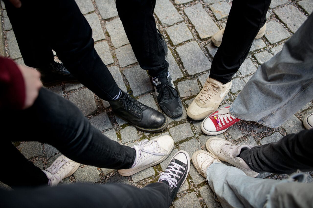 Kuva nuorisosta, jotka ovat laittaneet jalkansa rinkiin.