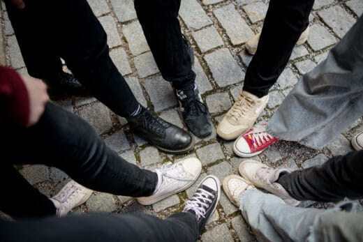 Kuva nuorisosta, jotka ovat laittaneet jalkansa rinkiin.