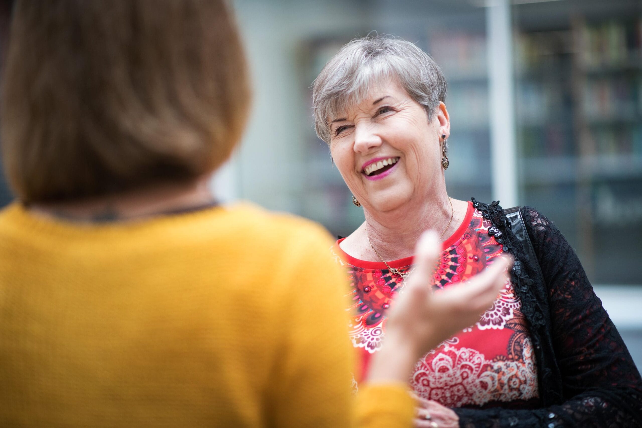 kaksi henkilöä vastakkain