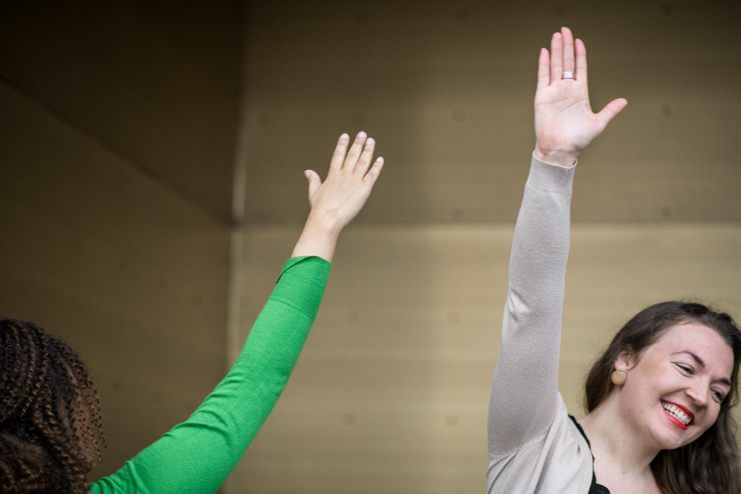 Kaksi kättä nostettuna ylös ilmentämään osallistumista.