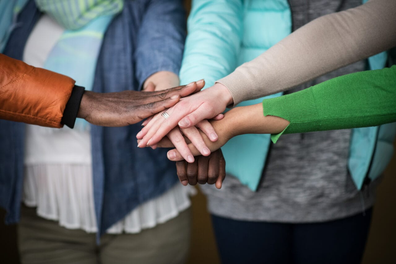 Käsiä yhdessä pinossa.