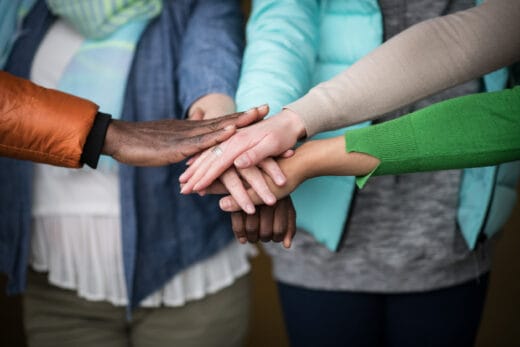 Käsiä yhdessä pinossa.