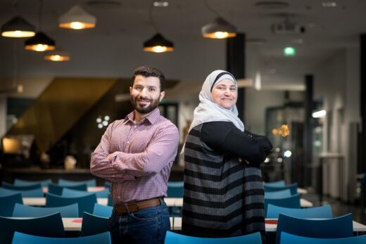 kaksi henkilöä Diakin ruokalassa.neljä henkilöä.puolivartalokuva kahdesta henkilöstä Diakin ruokalan käytävällä