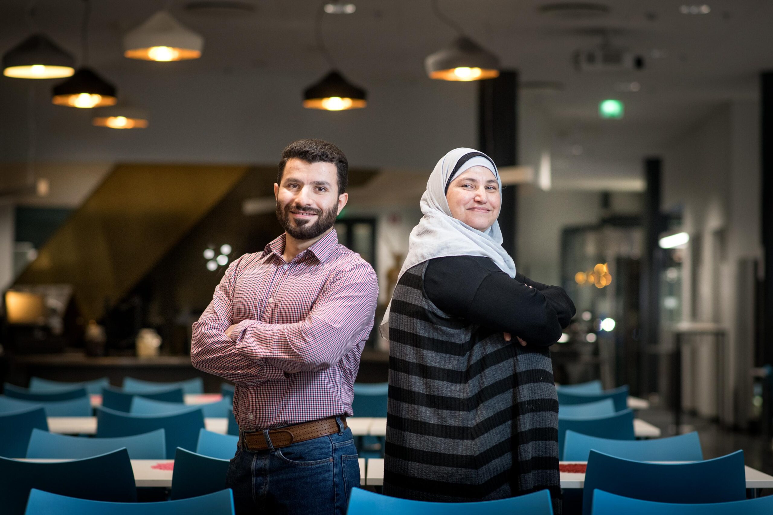 kaksi henkilöä Diakin ruokalassa.neljä henkilöä.puolivartalokuva kahdesta henkilöstä Diakin ruokalan käytävällä