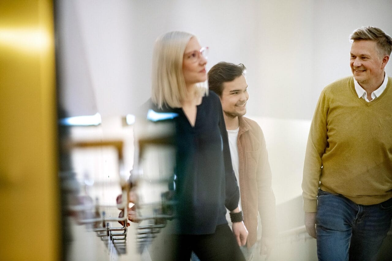 kuvituskuva.Ihmisiä fläppitaulun edessä