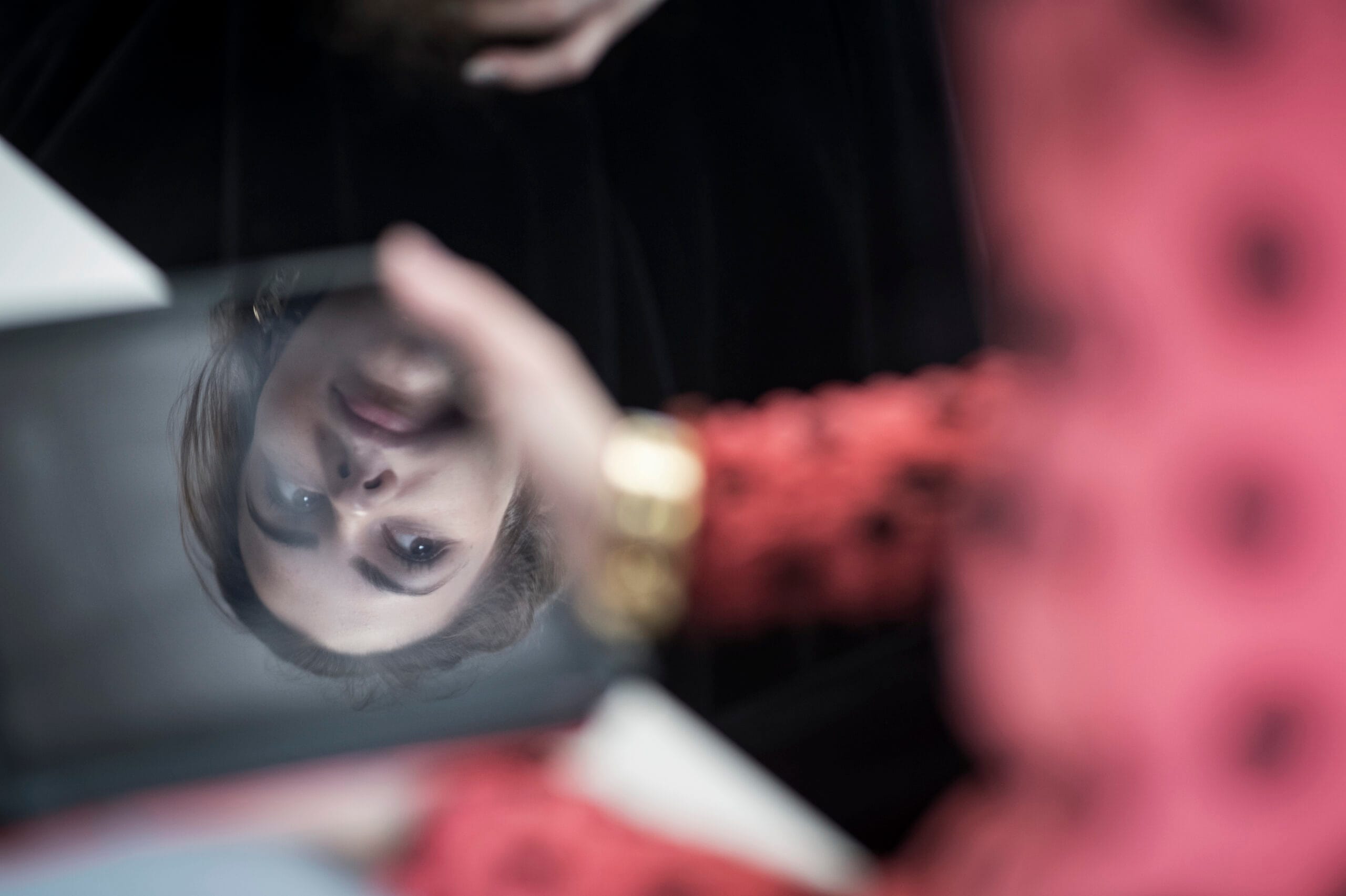 Tabletin ruudusta heijastuu opiskelijan hieman surulliset kasvot.