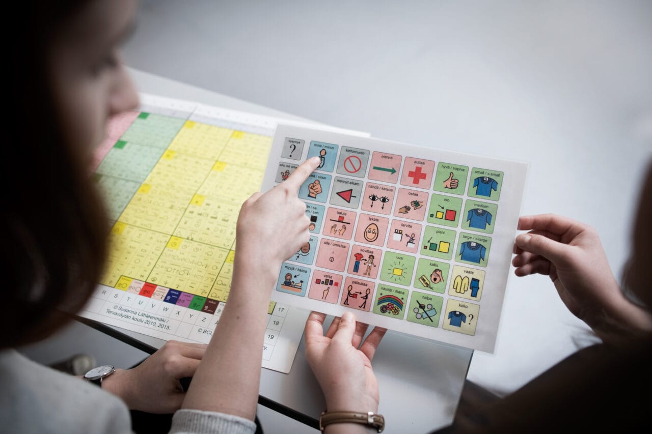 kuvituskuva.Puhevammaisten tulkkauksen opetusta