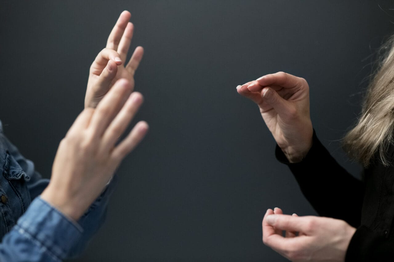 kuvituskuva.Viittomakielinen keskustelu