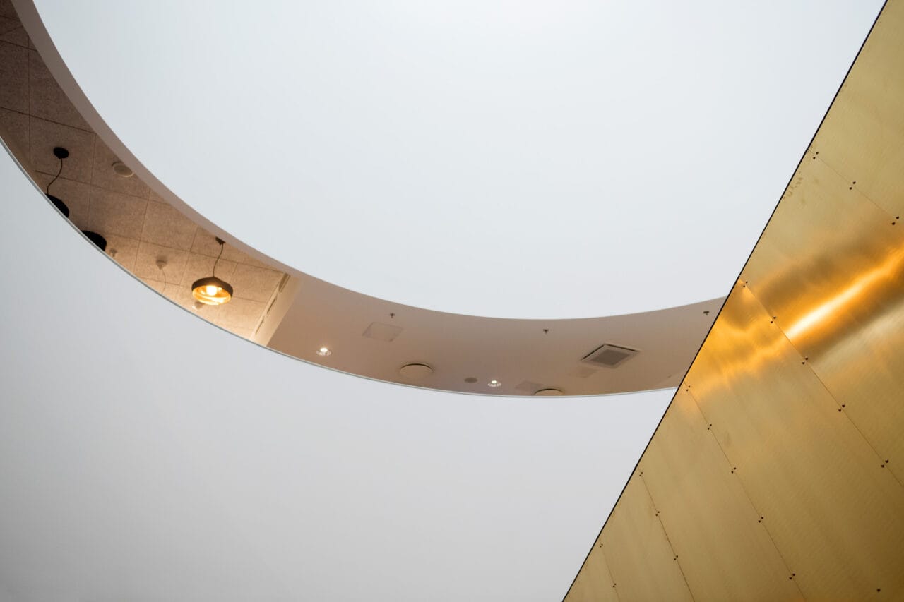 Helsingin-kampuksen sisäkuva, kuva portaikosta.