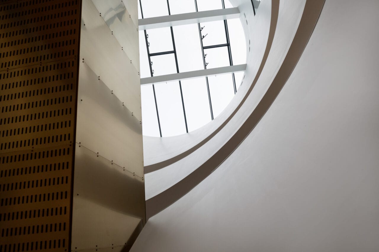 Helsingin-kampuksen sisäkuva, kuva portaikosta.