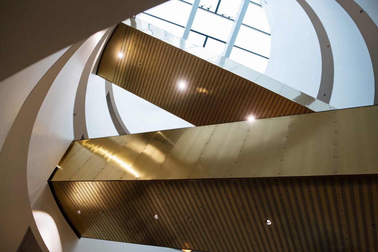 Helsingin-kampuksen sisäkuva, kuva portaikosta.