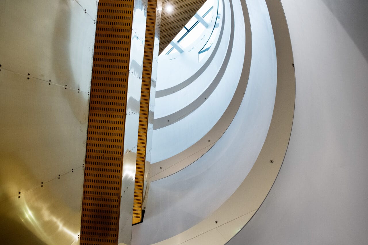 Kuvassa on Helsingin-kampuksen portaat.