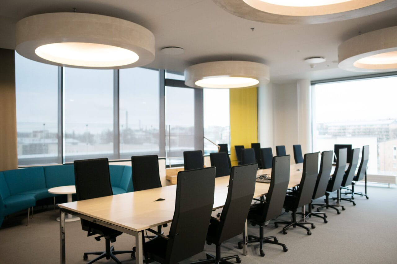 Helsingin-kampuksen neuvotteluhuone, jossa on korkeita tuoleja rivissä pitkän pöydän ympärillä.