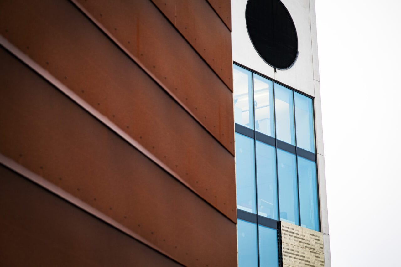 Helsingin-kampuksen rakennus ulkopuolelta.