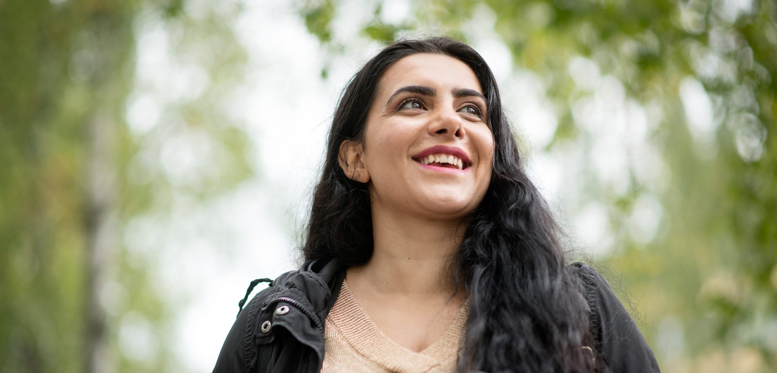 kuvituskuva.Nuoria kävelemässä puistomaisemassa