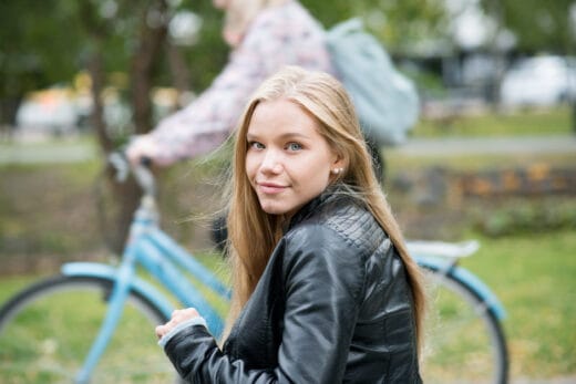 taustalla pyöräilevä ihminen