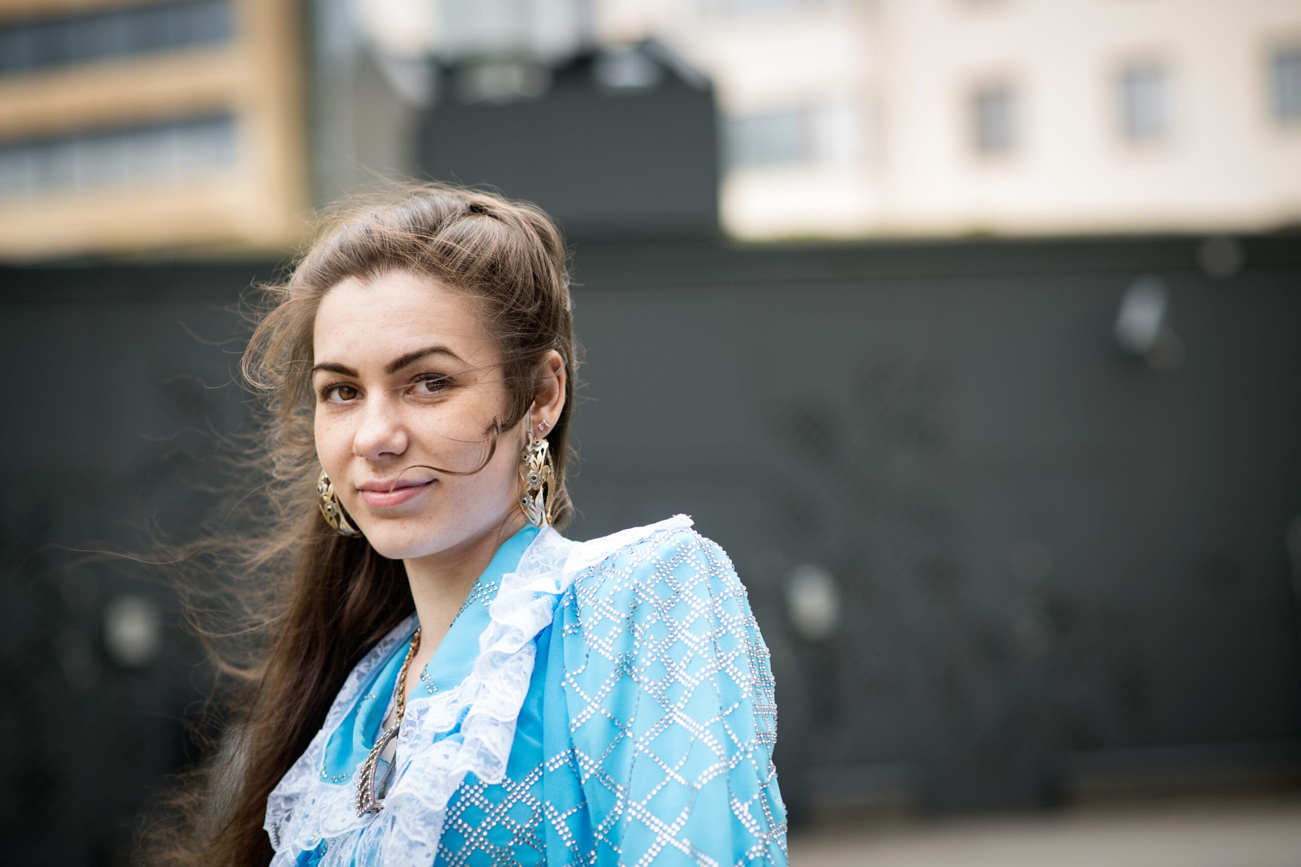 Kolme kättä päällekkäin yhteistyön merkkinä.Romaniasuinen nainen osoittaa valkotaululle kiinnitettyä suunnitelmapaperia kahdelle muulle henkilölle.Opiskelijoita istumassa pöydän ääressä.