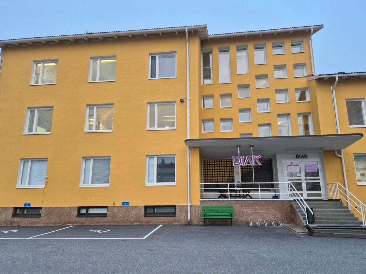 Diakin Porin-kampuksen rakennus ulkopuolelta: keltainen kivitalo.