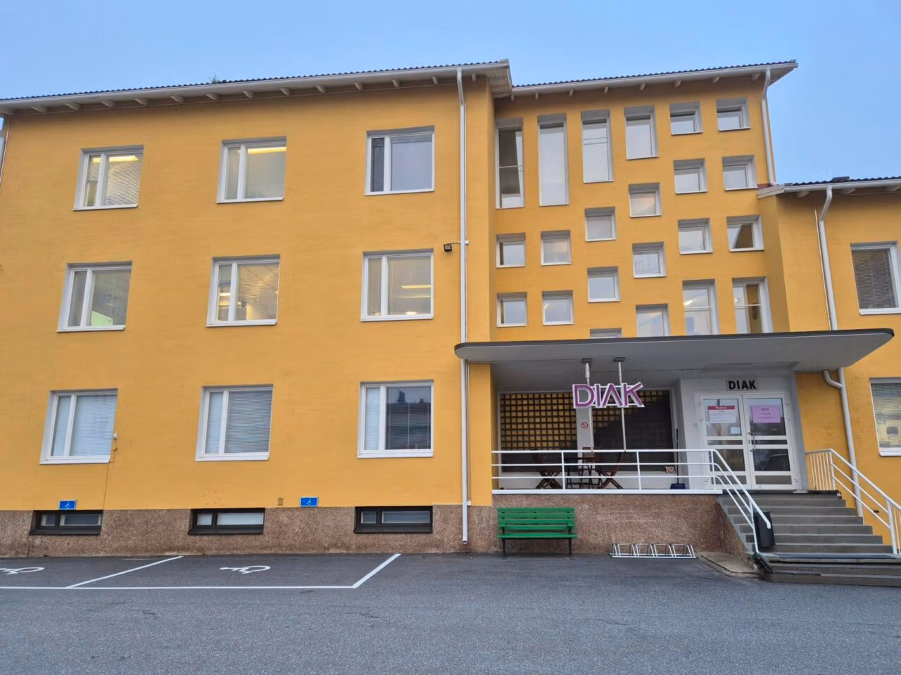Diakin Porin-kampuksen rakennus ulkopuolelta: keltainen kivitalo.