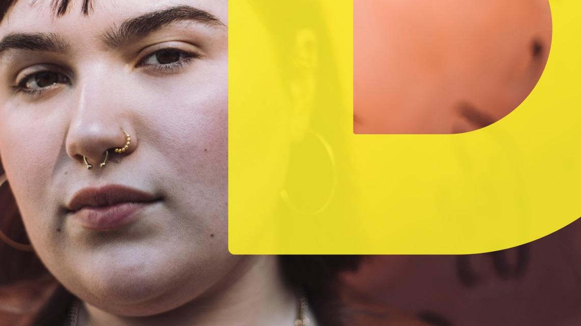 Kuvassa on nuori nainen