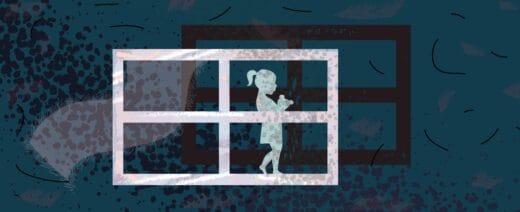 joka seisoo kahden ikkunaruutuseinän välissä.