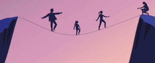 Lapsiperhe tasapainoilee ohuella köydellä. Yksi ihminen on vastaanottamassa.