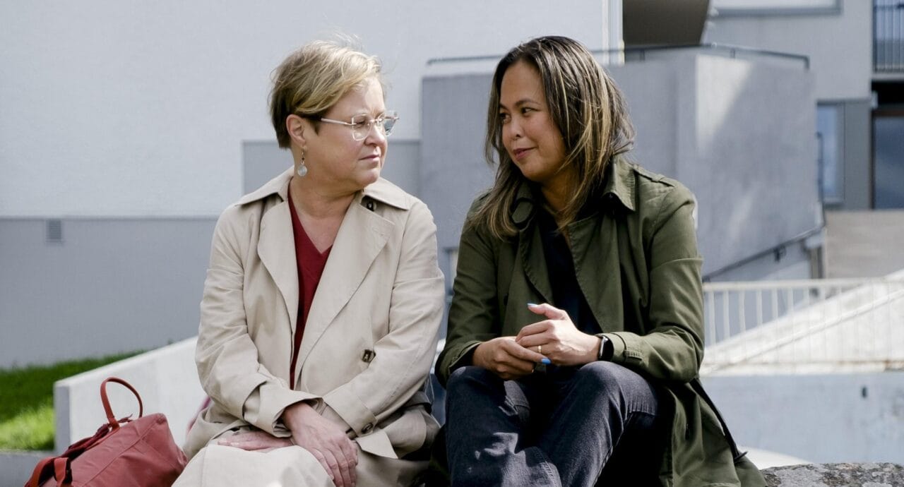 Kaksi ihmistä keskustelemassa